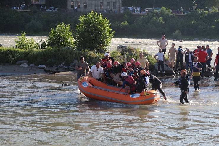 Rize'de yapay gölde akıntıya kapılan 4 kişi yaralı kurtarıldı 14