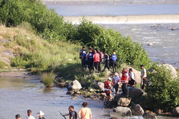 Rize'de yapay gölde akıntıya kapılan 4 kişi yaralı kurtarıldı 15