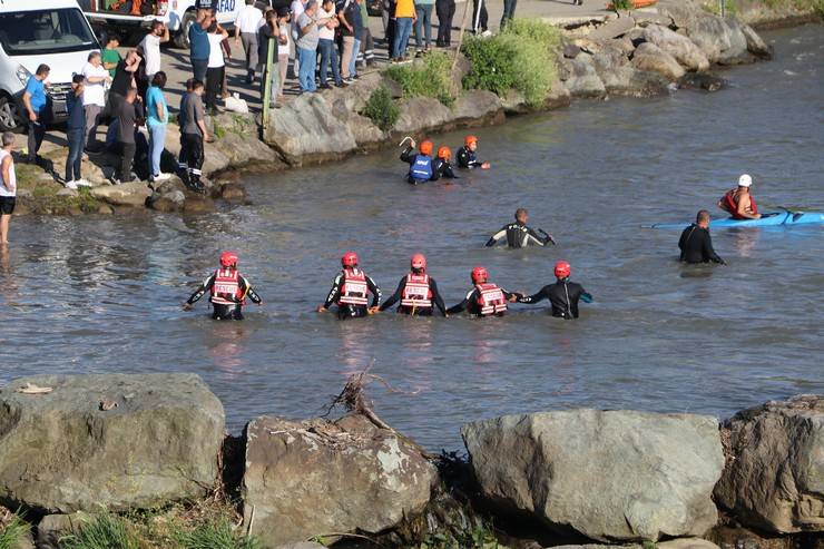 Rize'de yapay gölde akıntıya kapılan 4 kişi yaralı kurtarıldı 19