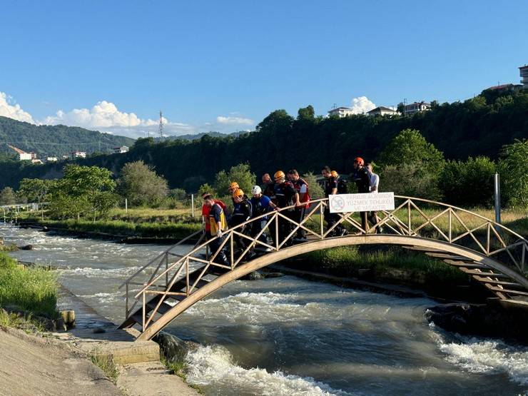 Rize'de yapay gölde akıntıya kapılan 4 kişi yaralı kurtarıldı 7