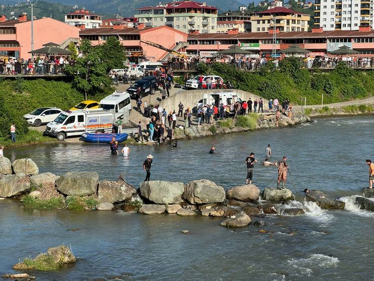 Rize'de yapay gölde akıntıya kapılan 4 kişi yaralı kurtarıldı 9