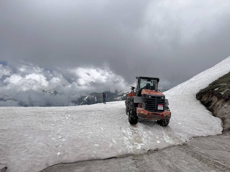 Rize'de yüksek rakımlı yayla yollarında kar temizleme çalışmaları sürüyor 11