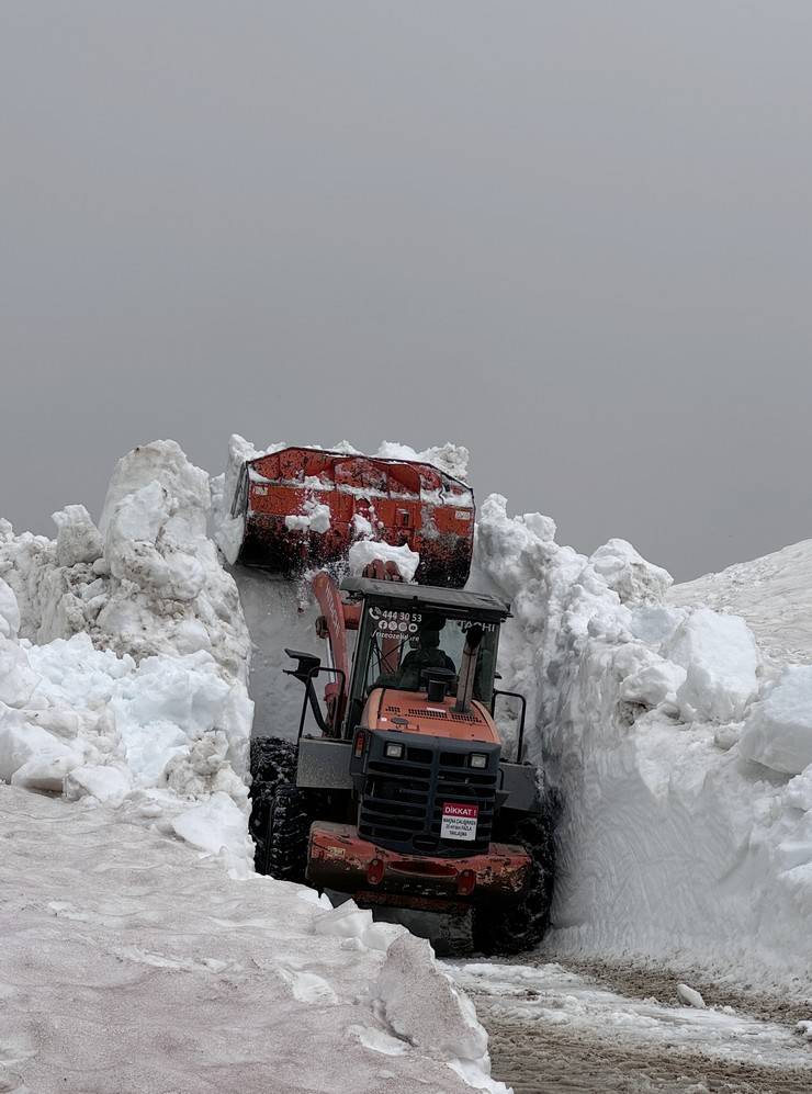 Rize'de yüksek rakımlı yayla yollarında kar temizleme çalışmaları sürüyor 12