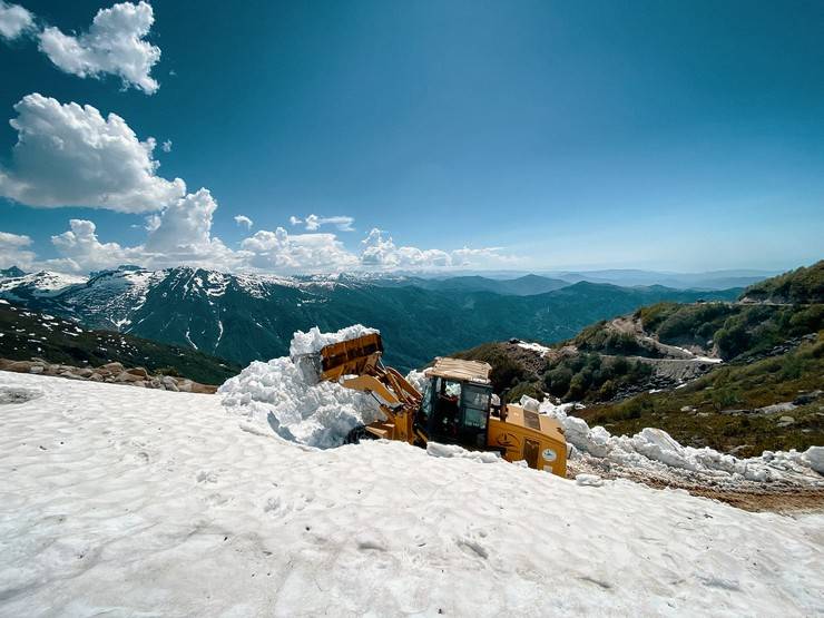 Rize'de yüksek rakımlı yayla yollarında kar temizleme çalışmaları sürüyor 3