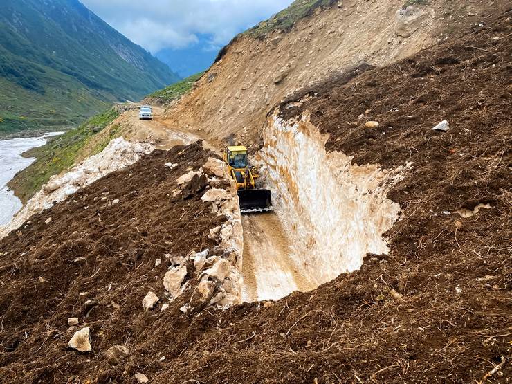 Rize'de yüksek rakımlı yayla yollarında kar temizleme çalışmaları sürüyor 8