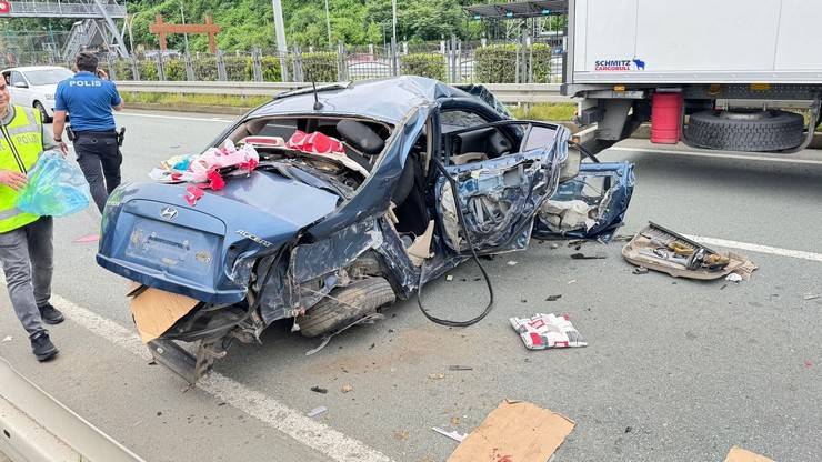 Rize'de otomobilin bariyerlere çarptığı kazada 3 kişi öldü, 2 kişi yaralandı 1