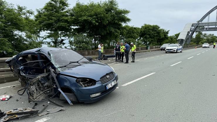 Rize'de otomobilin bariyerlere çarptığı kazada 3 kişi öldü, 2 kişi yaralandı 2