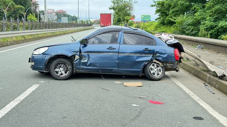 Rize'de otomobilin bariyerlere çarptığı kazada 3 kişi öldü, 2 kişi yaralandı 3