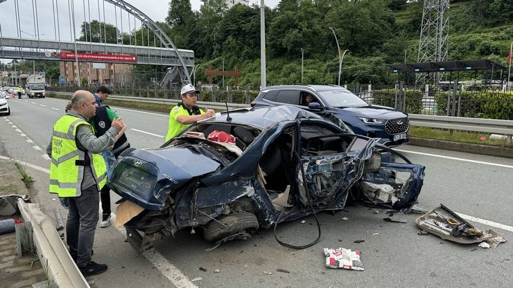 Rize'de otomobilin bariyerlere çarptığı kazada 3 kişi öldü, 2 kişi yaralandı 4