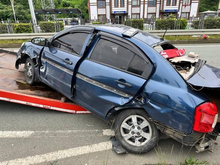 Rize'de otomobilin bariyerlere çarptığı kazada 3 kişi öldü, 2 kişi yaralandı 5