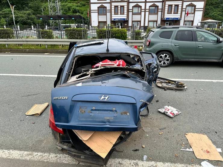 Rize'de otomobilin bariyerlere çarptığı kazada 3 kişi öldü, 2 kişi yaralandı 6