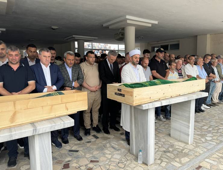 Rize'de trafik kazasında ölen anne ve 2 oğlunun cenazesi toprağa verildi 12