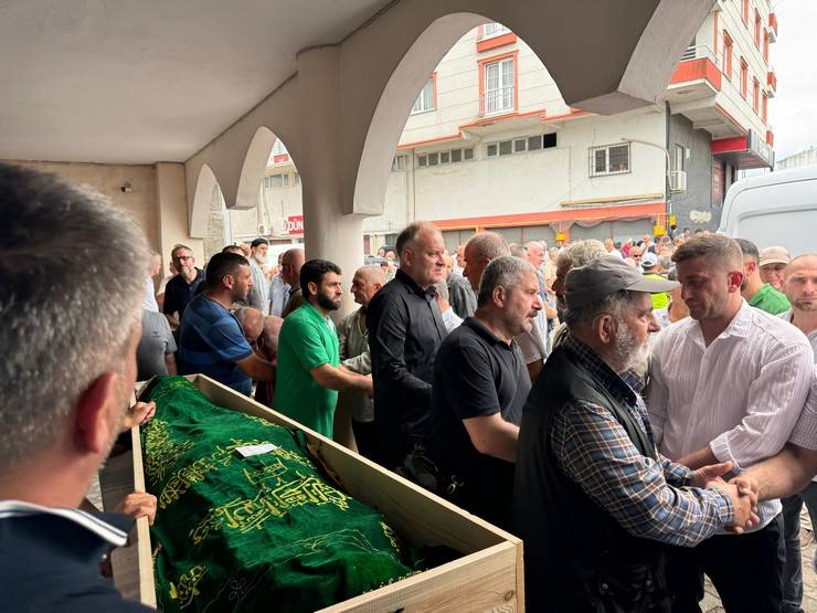 Rize'de trafik kazasında ölen anne ve 2 oğlunun cenazesi toprağa verildi 3