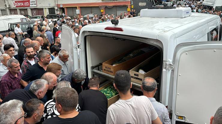 Rize'de trafik kazasında ölen anne ve 2 oğlunun cenazesi toprağa verildi 4