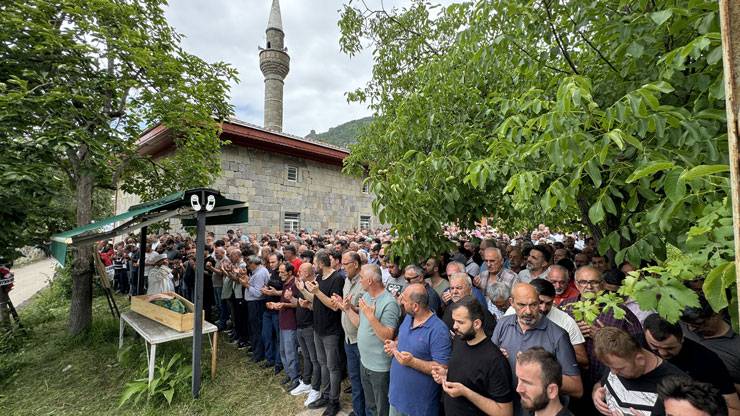 Rize'de görev yapan eşi jandarma üsteğmen tarafından öldürüldüğü iddia edilen Aylin Ekşi toprağa verildi 1