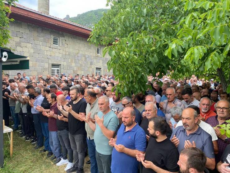 Rize'de görev yapan eşi jandarma üsteğmen tarafından öldürüldüğü iddia edilen Aylin Ekşi toprağa verildi 4