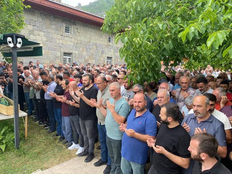 Rize'de görev yapan eşi jandarma üsteğmen tarafından öldürüldüğü iddia edilen Aylin Ekşi toprağa verildi 5