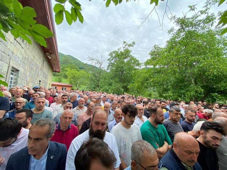 Rize'de görev yapan eşi jandarma üsteğmen tarafından öldürüldüğü iddia edilen Aylin Ekşi toprağa verildi 6