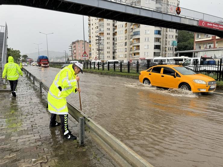 Rize'de sağanak yağmur sonrası cadde ve sokaklar göle döndü 1