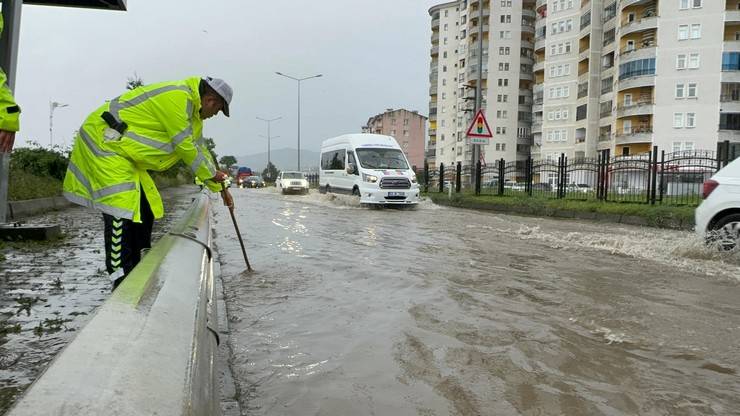 Rize'de sağanak yağmur sonrası cadde ve sokaklar göle döndü 10