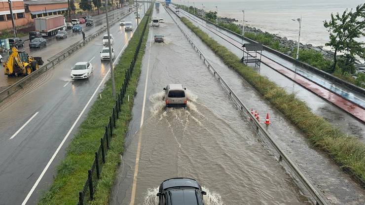 Rize'de sağanak yağmur sonrası cadde ve sokaklar göle döndü 11