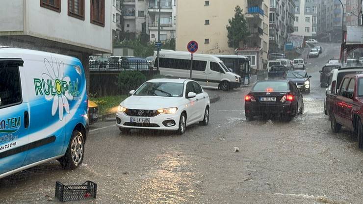 Rize'de sağanak yağmur sonrası cadde ve sokaklar göle döndü 12