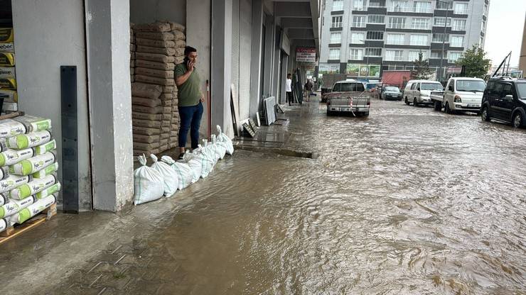 Rize'de sağanak yağmur sonrası cadde ve sokaklar göle döndü 13