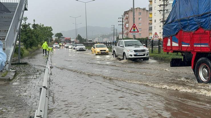 Rize'de sağanak yağmur sonrası cadde ve sokaklar göle döndü 14