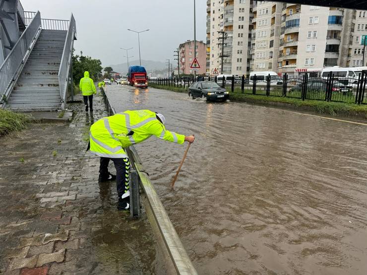 Rize'de sağanak yağmur sonrası cadde ve sokaklar göle döndü 15