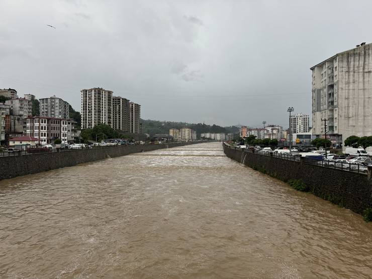 Rize'de sağanak yağmur sonrası cadde ve sokaklar göle döndü 2