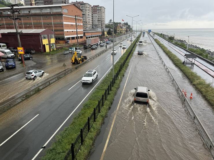 Rize'de sağanak yağmur sonrası cadde ve sokaklar göle döndü 3