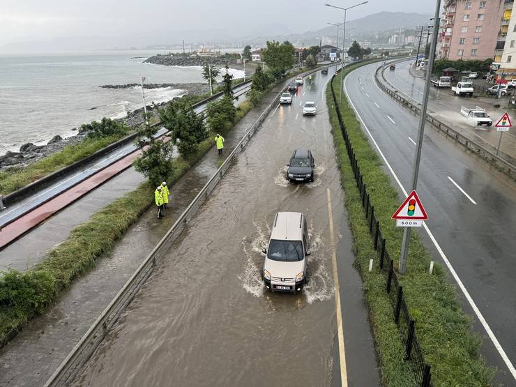 Rize'de sağanak yağmur sonrası cadde ve sokaklar göle döndü 4