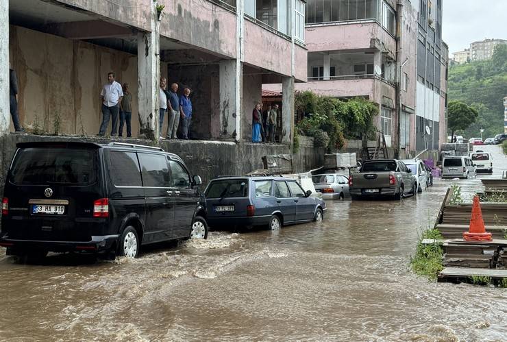 Rize'de sağanak yağmur sonrası cadde ve sokaklar göle döndü 5