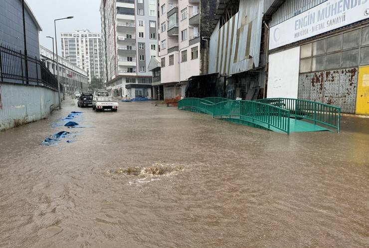 Rize'de sağanak yağmur sonrası cadde ve sokaklar göle döndü 6