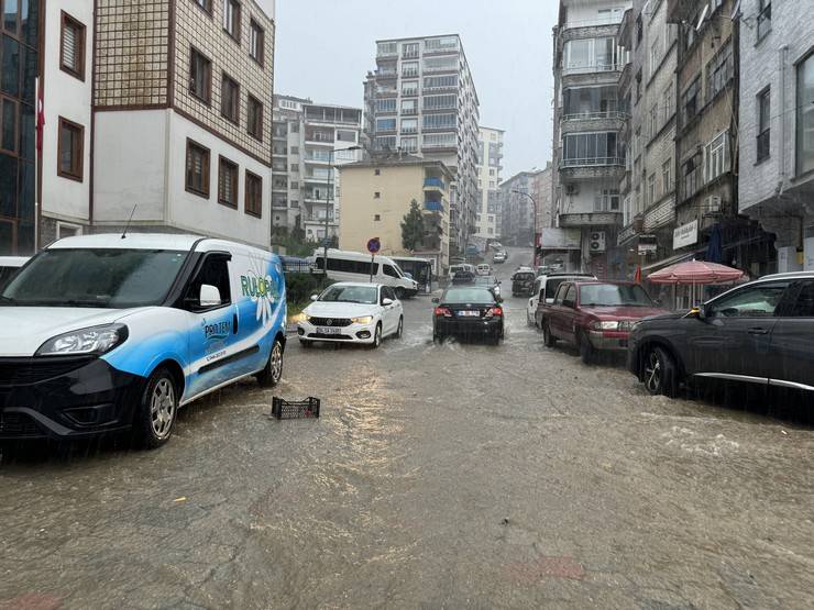 Rize'de sağanak yağmur sonrası cadde ve sokaklar göle döndü 7