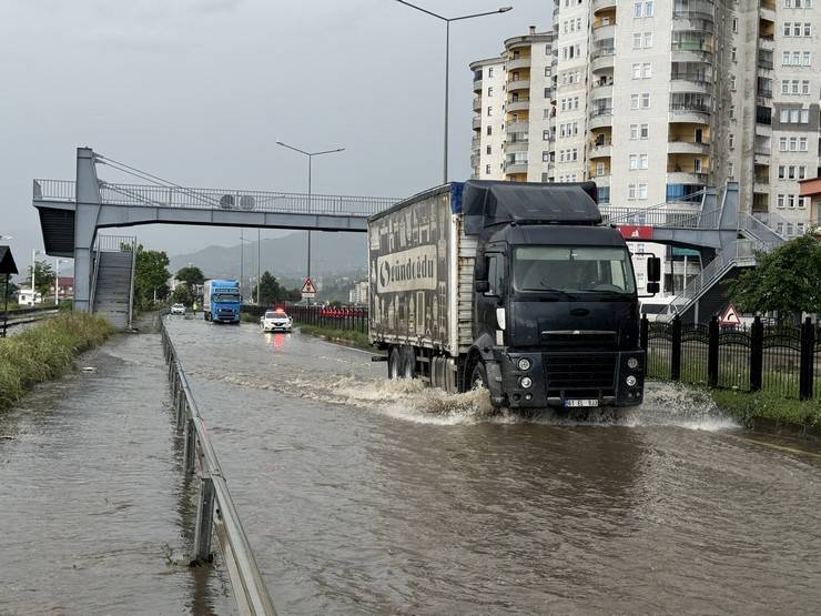 Rize'de sağanak yağmur sonrası cadde ve sokaklar göle döndü 8