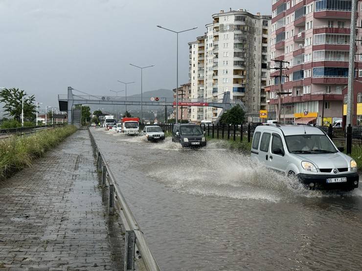 Rize'de sağanak yağmur sonrası cadde ve sokaklar göle döndü 9