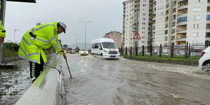 Rize'de sağanak yağmur sonrası cadde ve sokaklar göle döndü
