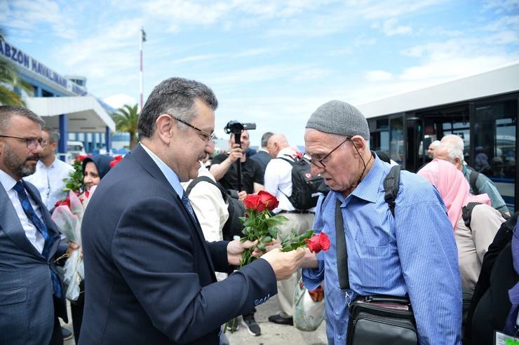 Trabzon'da hacılar çiçeklerle karşılandı 1