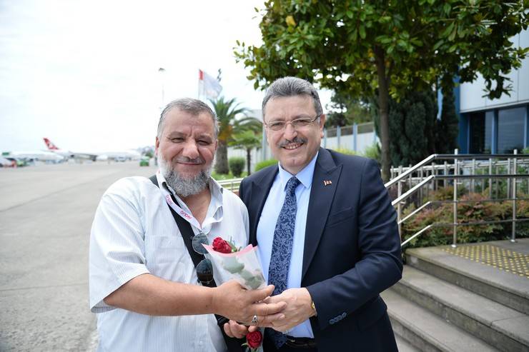 Trabzon'da hacılar çiçeklerle karşılandı 3