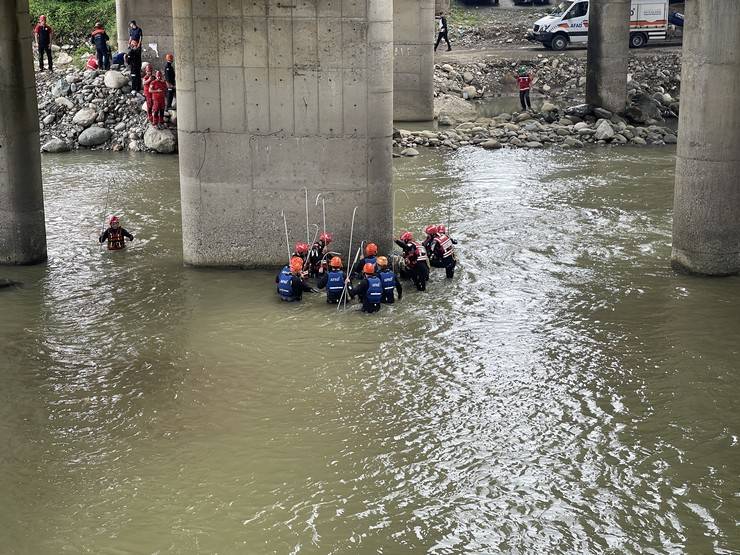 Rize'de 250 personelin katılımıyla sel ve heyelan tatbikatları gerçekleştirildi 5