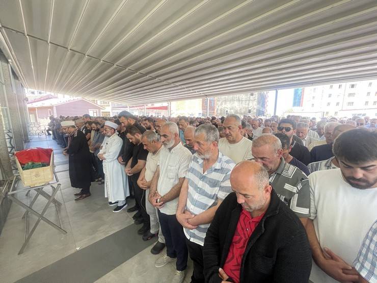 Rize'de silahlı kavgada hayatını kaybeden eski belediye başkanı toprağa verildi 10