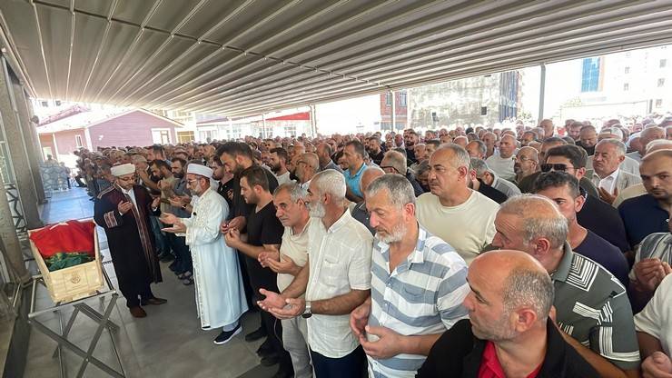 Rize'de silahlı kavgada hayatını kaybeden eski belediye başkanı toprağa verildi 8