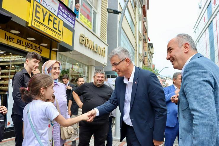 Sağlık Bakanı Prof. Dr. Kemal Memişoğlu, Rize'de esnaf ziyaretlerinde 7