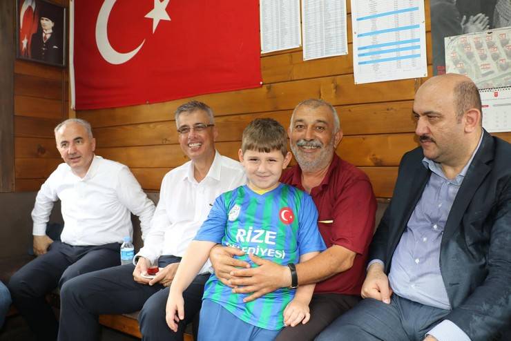 Sağlık Bakanı Prof. Dr. Kemal Memişoğlu, Rize'de esnaf ziyaretlerinde 8