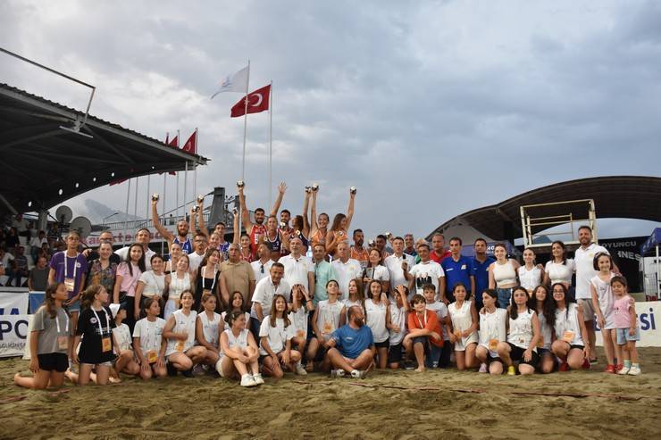 Artvin'de 25. Yıl Hopa Plaj Voleybolu Uluslararası Özel Turnuvası düzenlendi 1