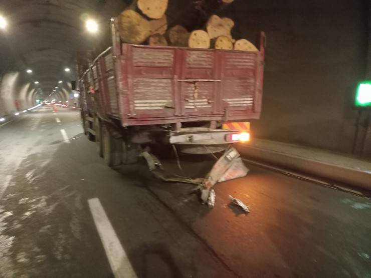 Rize’den Artvin istikametine giden araç tünelde kaza yaptı 1 ölü, 1 yaralı 3