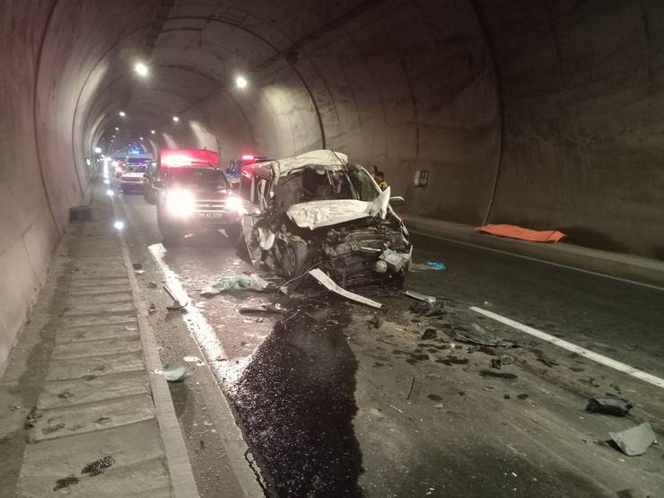 Rize’den Artvin istikametine giden araç tünelde kaza yaptı 1 ölü, 1 yaralı 5