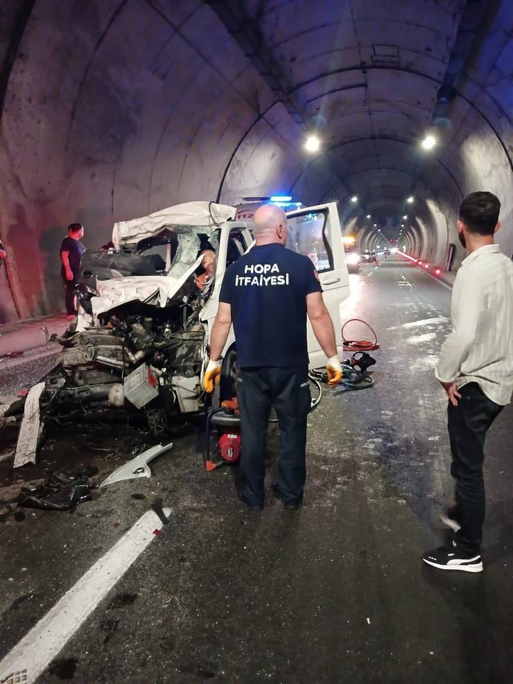 Rize’den Artvin istikametine giden araç tünelde kaza yaptı 1 ölü, 1 yaralı 6