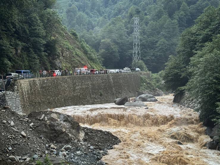 Rize'de derenin ortasında mahsur kalan 2 kişi beton pompası ile kurtarıldı 1